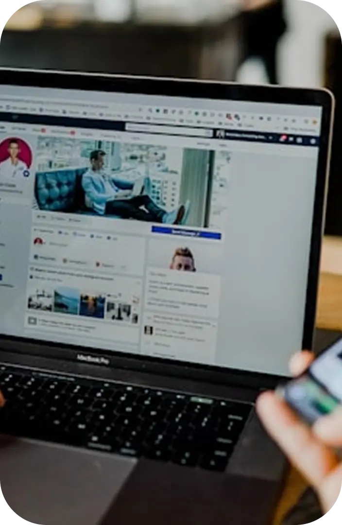 Notebook con una página de Facebook abierta